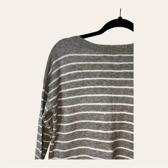 0120W. ABERCROMBIE AND FITCH LONG SLEEVE‎ SWEATER WITH POCKETS SIZE SMALL - Picture 10 of 13